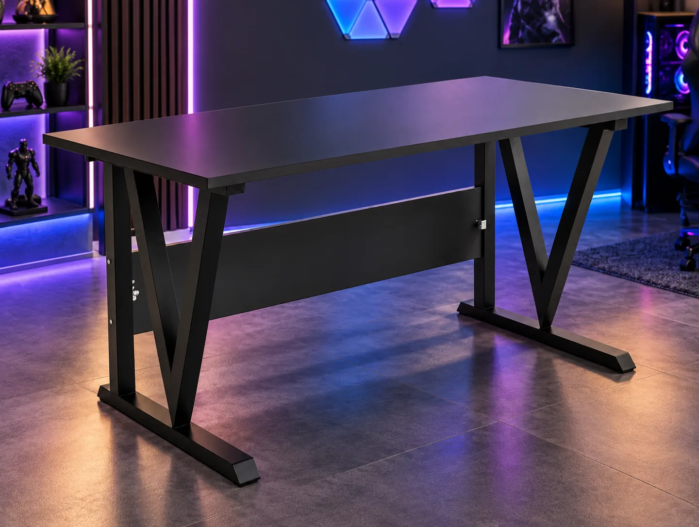 Bureau gaming noir dans un setup lumineux